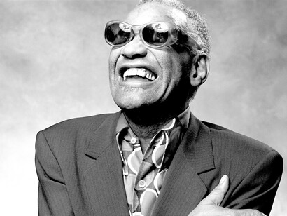 Ícone do soul, jazz, blues e R & B, Ray Charles Robinson deixou o mundo dos vivos em 10 de junho de 2004 aos 73 anos.