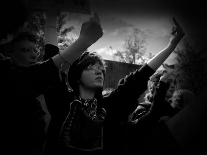 Jóvenes haciendo signos de rechazo. Los conflictos humanos son consecuencia de acciones violentas entre grupos sociales