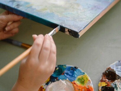 Pessoa pintando um quadro. Às vezes saía para passear e deixava-se ir pelo impulso do momento, virava nas ruas ao acaso, ia ter a sítios que não planeara, perdia-se e depois mandava parar um táxi e voltava para casa. Gostava dessa sua faceta inconsciente porque lhe dava liberdade e a liberdade trazia a produtividade e a criatividade