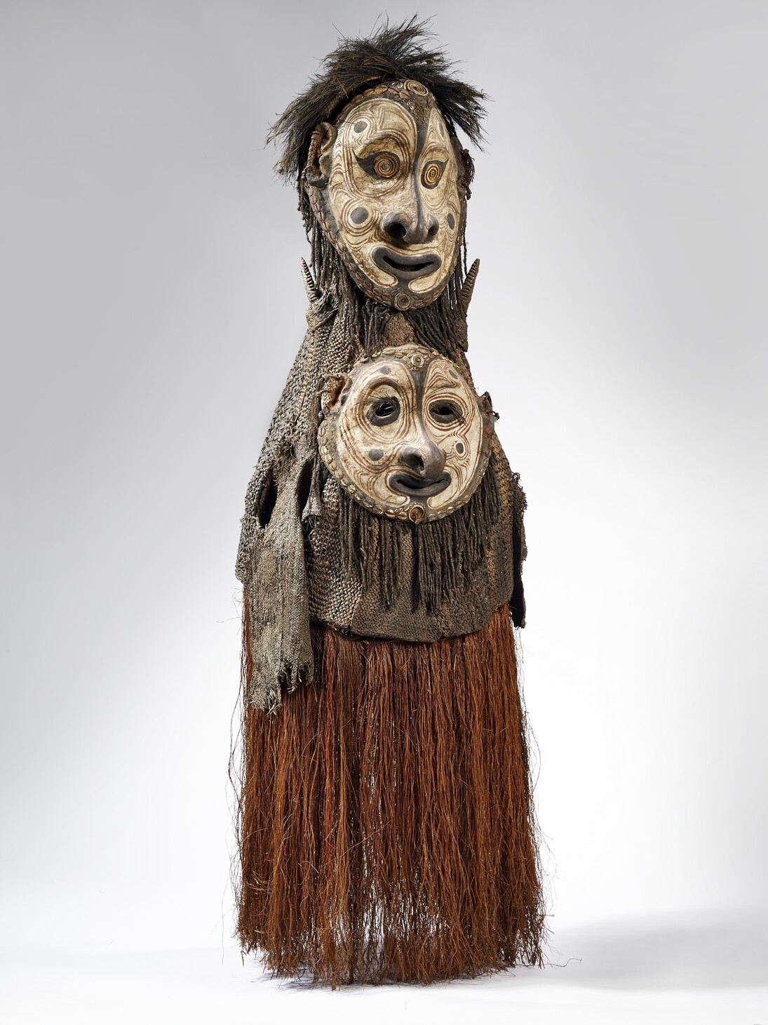 Maske abwan, Holz, Modellierungsmasse, Conus- und Kauri-Schneckenschalen, Kasuarfedern, Fasern, Pigmente, 190 x 60 x 60 cm, Iatmul, Kararau, Mittel-Sepik, Papua Neuguinea. Vor 1955. Sammlung Alfred Bühler, Inv Vb 14714, © Museum der Kulturen Basel