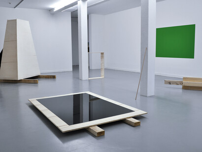 Benjamin Collet, Calcination, 2010, installation, bois, Dibond, sangles et peinture, dimensions variables, vue de l'exposition HIC, La forme des idées, CNAC de la Villa Arson, Nice - collaboration avec Lisa Duroux, Courtesy Benjamin Collet