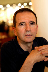 El escritor Martín Casariego en el Círculo de Bellas Artes, uno de los escenarios de su última novela: "El juego sigue sin mí". Foto: Lucía Castillo 
