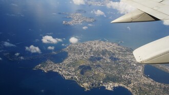 Penisola Flegrea, canale di Procida, isole di Procida e Vivara. Il sud è in alto, sulla destra il golfo di Gaeta, a sinistra il golfo di Napoli. Foto scattata sul volo Napoli-Milano del 18/04/05 (B737 Air One). Foto scattata da Luigi R. e Antonio Retaggio