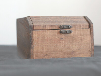 Apretó la caja de nuevo contra su pecho y respiró profundamente