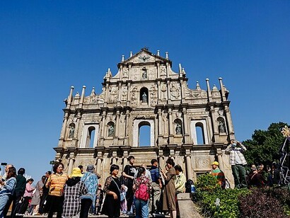 Ruínas da Igreja de São Paulo em Macau, na China. O destino, S. Paulo ou o que restava da igreja, ícone histórico da cidade e do porto, ia sendo lentamente aproximado por ruas cada vez mais estreitas, mas cada vez mais longinquamente relembradas como que que sussurradas pela memória dos dias passados, mas de alguma forma sempre presentes indistintamente ao longo dos anos
