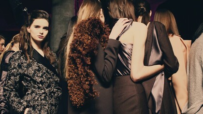 Arte e moda. Castel del Monte rappresenta il crocevia di diversi popoli, culture, civiltà e religioni che hanno plasmato il Mediterraneo durante il XIII secolo. Il marchio richiama il vestiario dell’epoca sintetizzando il passato classico e le influenze orientali e bizantini attraverso l’utilizzo di pellicce, mantelli, tuniche e perle