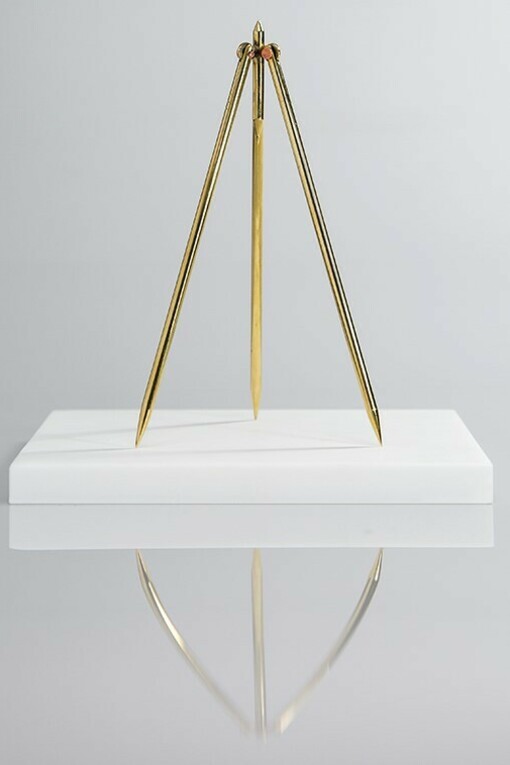 L. Bomben, Studio per compasso a tre gambe, 2012, ottone e rame, cm 14 x 10. Courtesy l'artista