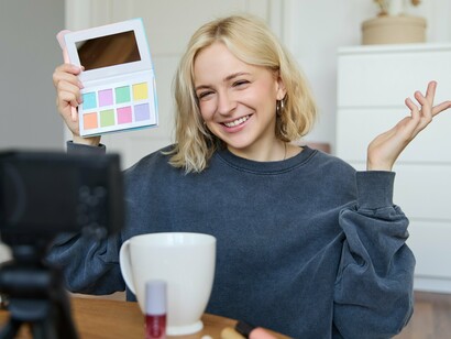 Blogueira de maquiagem. Mas essa influência que já foi monopolizada apenas por campanhas comercias, famosas ou o super eficiente “boca-a-boca”, passou a ser domada por uma onda digital que cresceu de uma forma que poucos acreditavam ser possível. Começando lá mesmo no início dos anos 2000, com a virada da vida de um modo geral tanto no pessoal quanto no profissional para o meio cada vez mais digitalizado e mais rápido