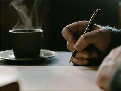 Pessoa escrevendo à mão. 
Da narrativa quotidiana difícilmente se extrai algum caminho que possa vingar…  Antes se entranha o silêncio já não cúmplice, mas assumido do tédio e do encolher de ombros… Talvez que seja só o declínio inominável do binarismo sem tempo para outras via mais ternárias e aprendentes… 