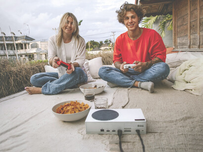 Dos jóvenes jugando videojuegos