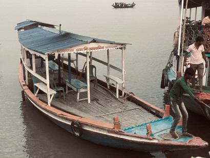 Les petites embarcations, fragiles gardiennes de la subsistance, traversent les bras du mangrove, appartenant au fleuve Gange en Inde, entre dangers et rêves