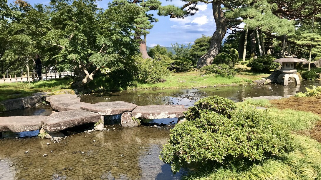 Stone slab bridges on the pond, Kenrokuen © Alma Reyes
