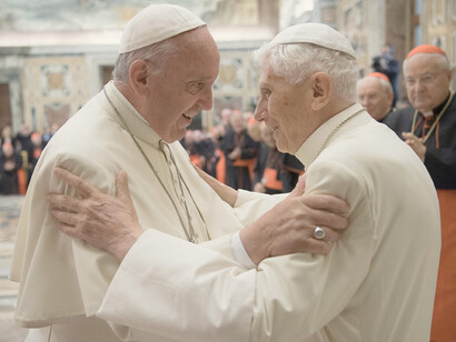 Papa Francisco, saluda al entonces papa emérito, Benedicto XVI