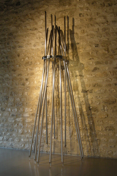 Emilie Perotto, Des attractions désastre, 2011, Acier inoxydable, 335 x 160 x 155 cm, dans l' exposition De la nécessité de marcher, Maison des arts, Grand Quevilly, Credit Photo : Emilie Perotto