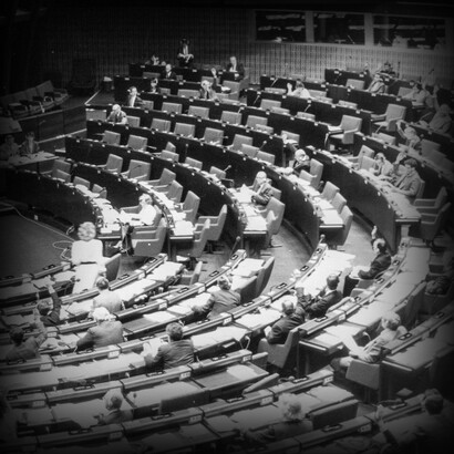 Una foto d'epoca di una riunione del Parlamento europeo nel 1985