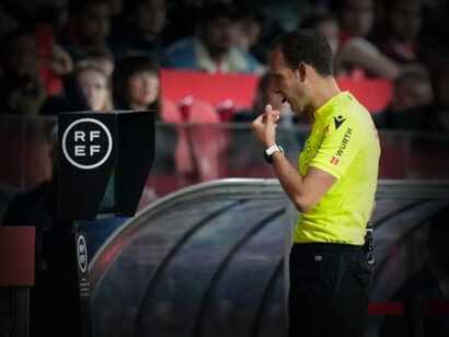 Árbitro de la Liga de fútbol de España analiza una jugada de gol en el VAR (Video Assistant Referee)