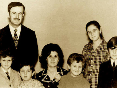 Háfez al-Ásad y su esposa Anisa Makhlouf con sus hijos, incluido Bashar al-Ásad, el actual presidente de Siria