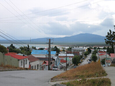Ninguno de estos lugares pide ser declarado patrimonio. Lo que exigen es ser reconocidos en su derecho a existir fuera del modelo. Puerto Natales, Magallanes, Chile 