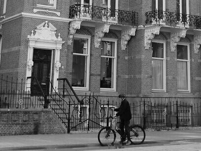 Não há esforço para transformar esse modo de viver em discurso. Ele se repete, com naturalidade. Viver bem parece menos ligado ao acúmulo de experiências e mais à capacidade de permanecer. Mas o que sustenta essa permanência?