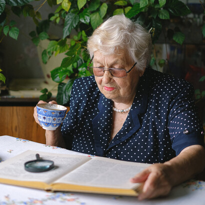 Um café e um caderno de poesias escritas