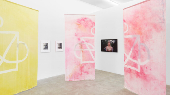 Over the Rainbow, Exhibition view. Courtesy of Praz-Delavallade