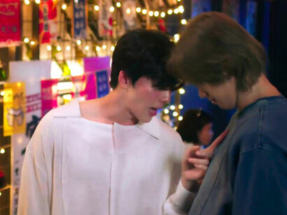 Top Form pone en evidencia la explotación que sufren los jóvenes actores, manipulados por una industria que privilegia el lucro sobre el bienestar