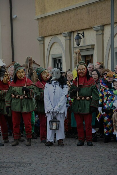 Pessoa na rua com máscara da vergonha
