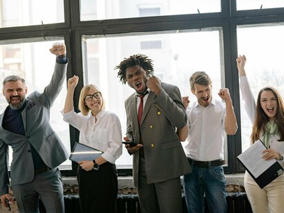 A sustentabilidade das políticas de ESG Social é garantida quando elas se tornam parte integrante dos Processos de trabalho. O Kaizen evita que a política social seja vista como um "extra" ou um "projeto" com prazo de validade. Ao invés disso, ela se torna um hábito operacional