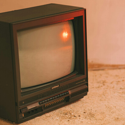 Através do Centro de Memória Pró-TV, o Museu da TV Brasileira preserva e compartilha a história da televisão com fotos, vídeos, equipamentos e roteiros, sendo um verdadeiro oásis para os apaixonados por comunicação