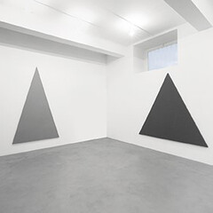 Alan Charlton 2014, Veduta parziale dell’esposizione, A arte Invernizzi, Milano, Courtesy A arte Invernizzi, Milano, Foto Bruno Bani, Milano