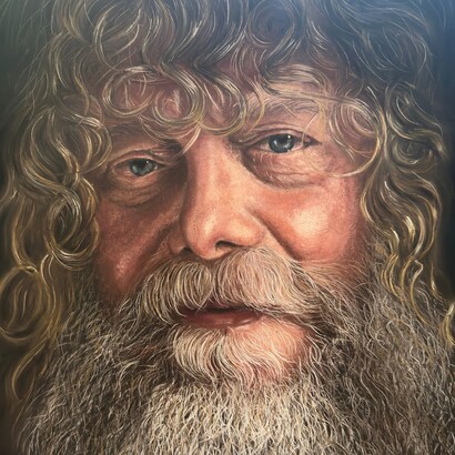 Luisa Vargiu, Ernst, 2023, 30x40 cm. Pastello secco su Pastelmat. “Ogni linea, ogni piega della pelle è il risultato di un passaggio, di un’esperienza vissuta fino in fondo.” Foto: Luisa Vargiu