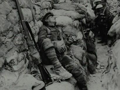 Un soldado descansa en una trinchera