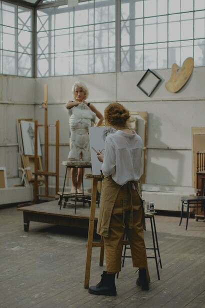 Artista pinta modelo em estúdio