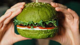 Pão de hamburguer feito de espinafre e carne vegetal