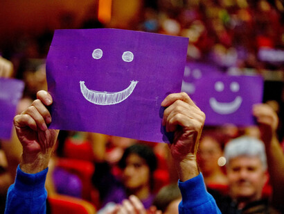Sonrisas moradas de esperanza
