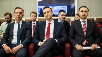 Navalny alla Commissione Elettorale Centrale prima che la CEC stessa si rifiuti di registrarlo come candidato alla presidenza della Federazione russa, 2017