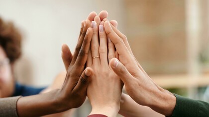É sabido que, como humanidade, chegou-se no atual nível de desenvolvimento graças à vida coletiva e social. Uma organização, na qual cada mulher, homem, ancião, jovem ou criança tem o seu papel, um algo com o quê contribuir. Um recente estudo destacou a vital importância das experiências sociais coletivas como promotoras da percepção positiva de bem-estar e felicidade. Esse estudo, realizado com 200 mil participantes de 22 países, inclusive o Brasil, entende que o bem-estar e a felicidade estão compreendidos sob o conceito de “florescer”, definido como “a obtenção relativa de um estado em que todos os aspectos da vida de uma pessoa são bons, incluindo os contextos em que essa pessoa vive”