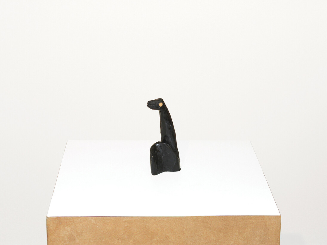 Cícero Alves dos Santos (Véio), Põe mesa, 2014, Madeira, 11 x 5,5 x 3,5 cm. ©Germana Monte-Mor