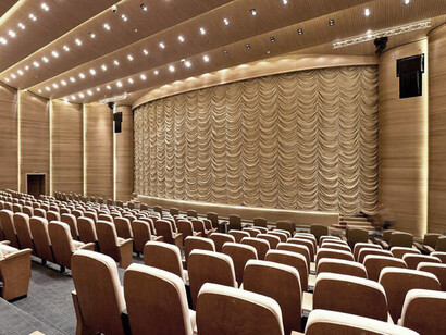 Interior de un auditorio en Vikaspuri, Delhi