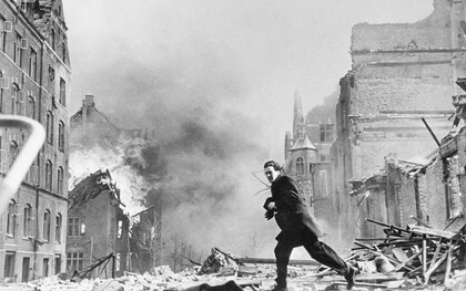 Le XXe siècle fut marqué par les guerres mondiales, les idéologies de masse et la recomposition des équilibres internationaux