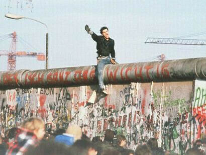 Il giovane celebra la caduta del muro di Berlino nel novembre 1989, Berlino, Germania