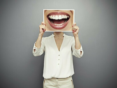 Sonrisa falsa pero polítiacmente correcta