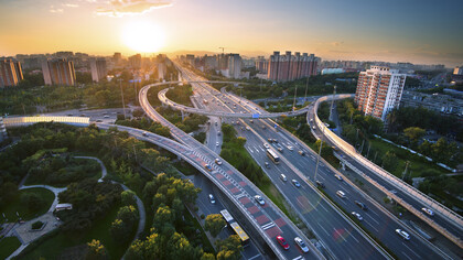 Les voitures autonomes utilisent de multiples capteurs et l'intelligence artificielle pour remplacer le conducteur humain, sans nécessiter la 5G