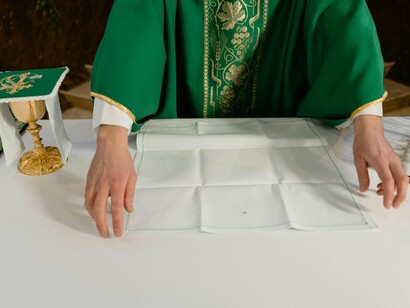 Padre celebra missa. Ao iniciar o funeral, em primeiro lugar na capela da casa onde o papa morava, o corpo é exposto para os cardeais e alguns membros da Igreja. Em seguida, ele é transladado até a Basílica de São Pedro, onde fica exposto durante cinco dias para que o público em geral possa se despedir do Santo Padre. Neste meio tempo, os cardeais, responsável por eleger um novo Papa, já começam a se encontrar no Vaticano para as chamadas “congregações gerais”, que serão reuniões pré-conclave, onde são debatidas as realidades que o mundo enfrenta, atuais cenários, desafios da Igreja e perfis para o novo Papa
