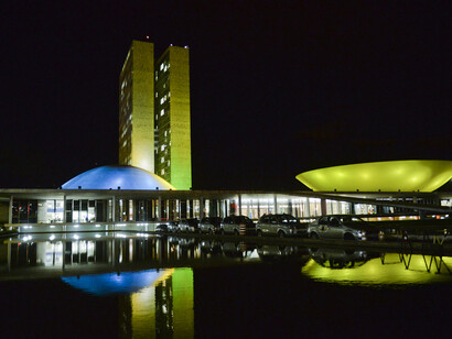 Iluminação verde e branca no Congresso Nacional pelo acidente aéreo
