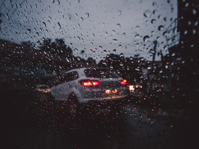 Salí a caminar alrededor y pude constatar una cantidad de coches aboyados y con vidrios trizados o rotos