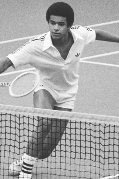 Yannick Noah en action lors d’un match de Coupe Davis à Amsterdam, le 18 mars 1979. Figure emblématique du tennis français et futur fondateur de l’association Fête le Mur, il incarne déjà un sport ouvert, populaire et accessible à tous