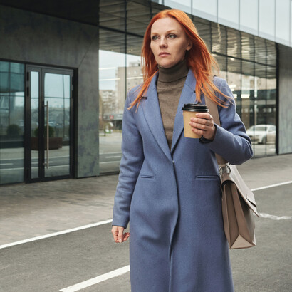 Diretora executiva sai do trabalho ao encontro de colegas para o almoço