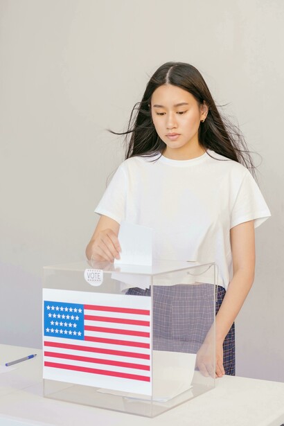 Estadounidense votando. Según quién gane, se presentan alternativas marcadamente diferentes con relación a los desafíos actuales que enfrentan Estados Unidos y la humanidad