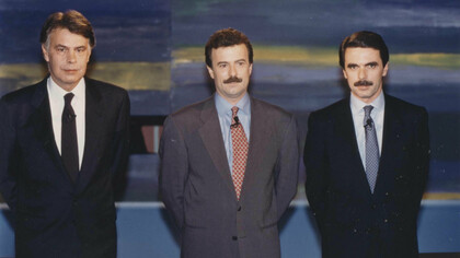 Felipe González y José María Aznar posan con el moderador y periodista Manuel Campo Vidal antes del primer debate televisivo que hubo en España entre los dos principales candidatos a convertirse en presidente del Gobierno (1993)